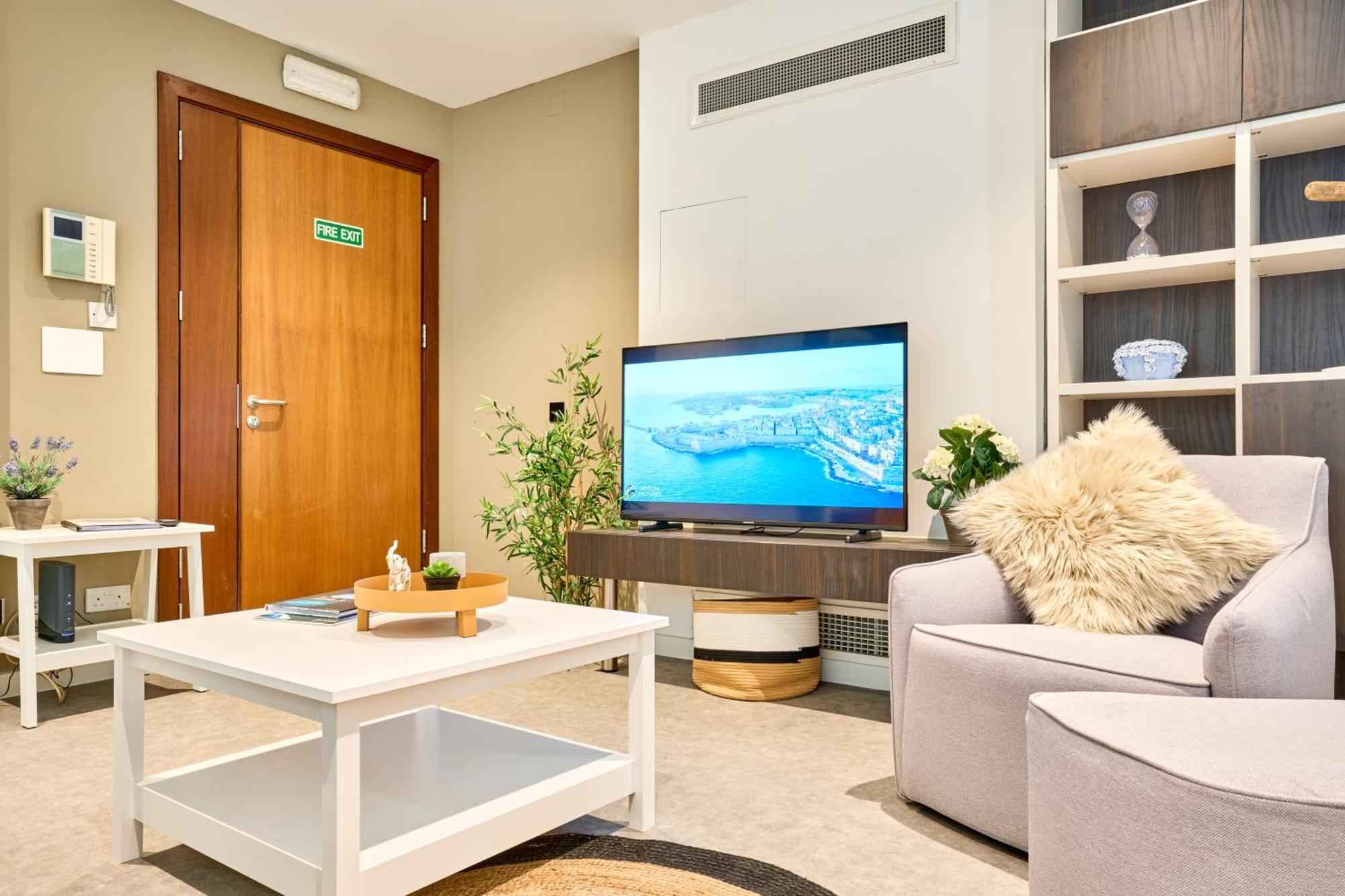 Apartment Stylish In Tigne Point Sliema