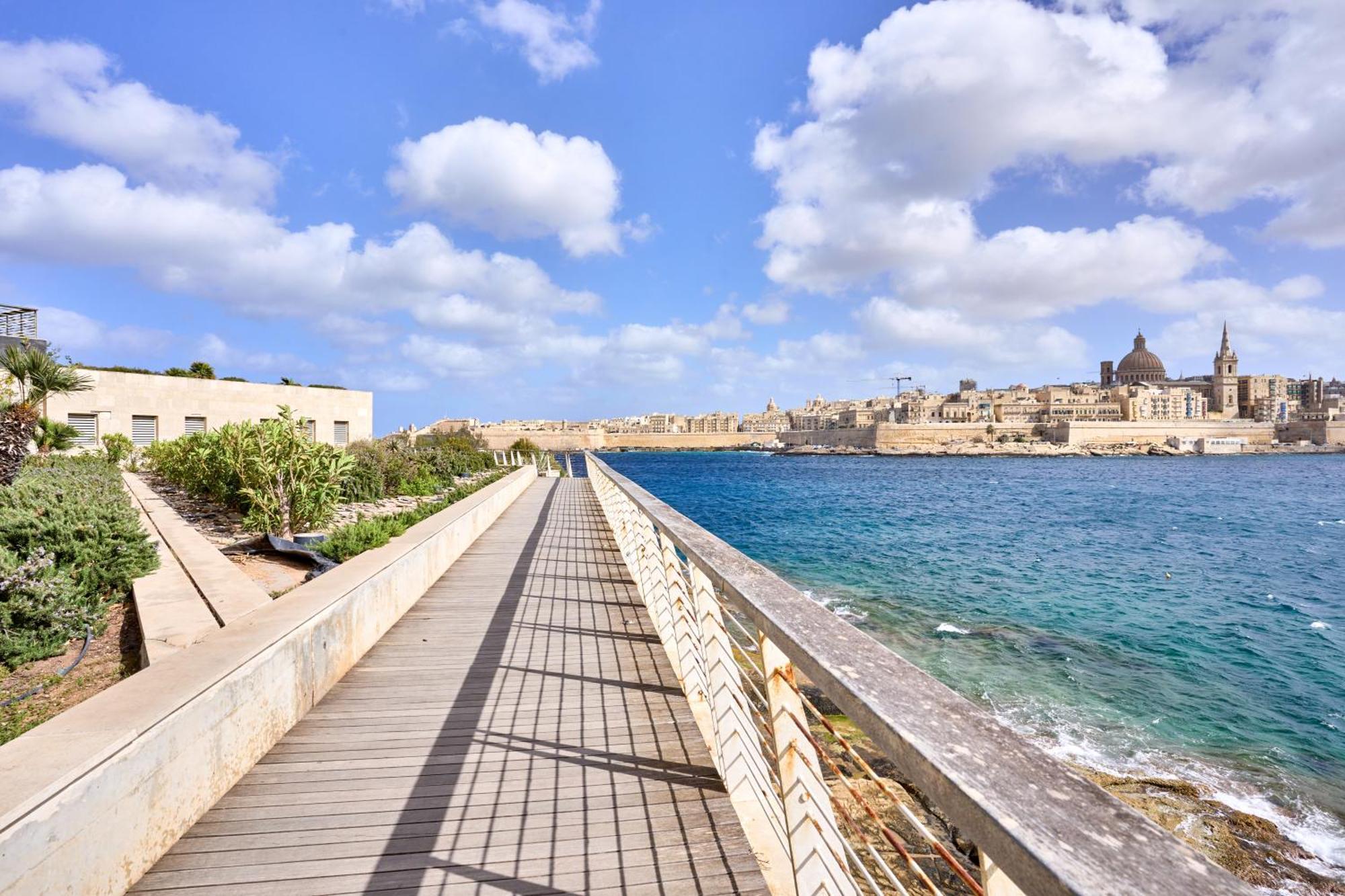 Apartment Stylish In Tigne Point Sliema